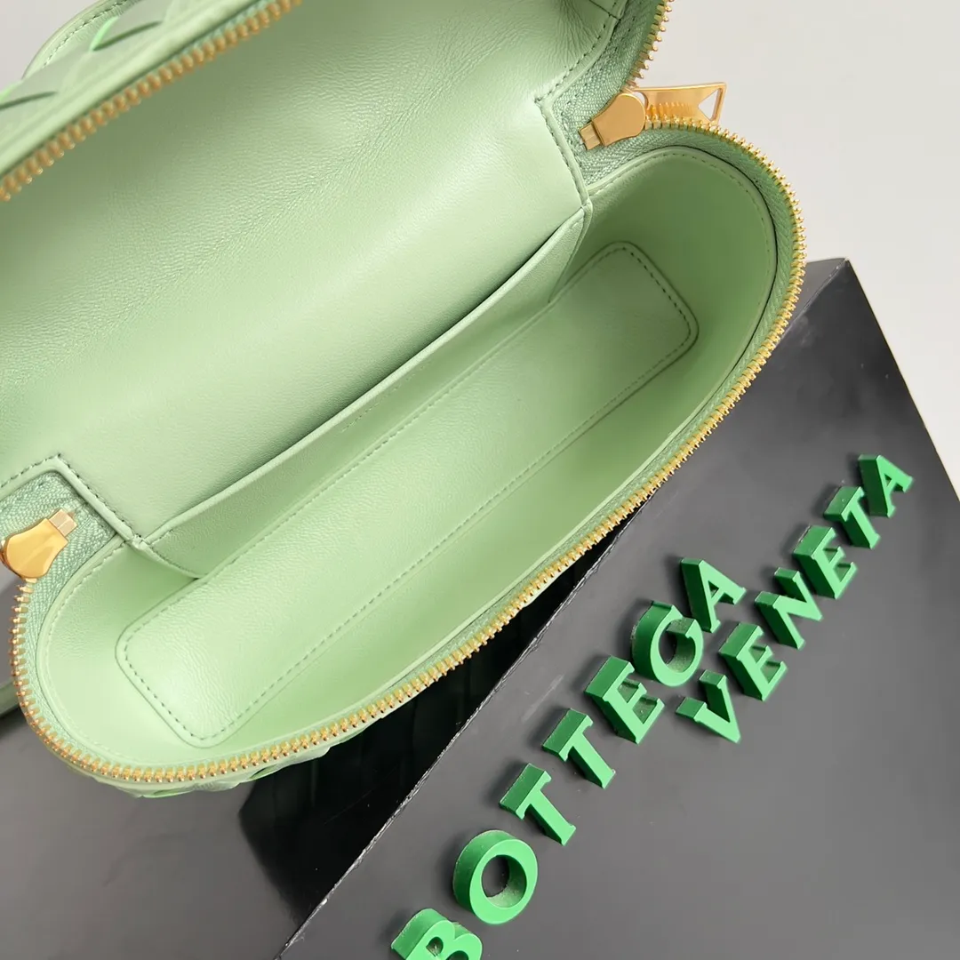 Batch 1360 Bottega Veneta 24 spring and summer woven zipper crossbody bag. A crossbody bag that can be used as a cosmetic bag. The exquisite weaving and compact body are an indispensable accessory for the upcoming summer. The double zipper also better protects the bag. It has a large capacity. If you like it, don’t miss it. Style number: 789109 Size: 22*12.5*5cm